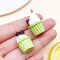 Ciondolo cupcake in resina per gioielli DIY con crema bianca e cuore di cioccolato - Cupcake alla Crema di Cuore in Resina Verde (24092)