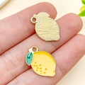 Mini pendentif citron en alliage avec émail jaune et vert et finition dorée élégante - Citron (Jaune)