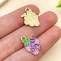Vue détaillée avant et arrière d'un mini pendentif raisin en alliage émaillé - Raisin (Violet)
