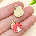 Pendentif miniature litchi en émail rouge et alliage avec feuille verte et dos doré - Litchi (Rouge)