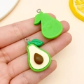 Coppia di ciondoli a forma di avocado in resina con dettagli fronte e retro per fai-da-te - Stile Avocado (24229)