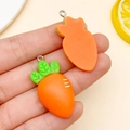Ciondolo carota in resina con anello in metallo per portachiavi fai da te e gioielli - Stile Carota (24230)