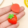 Ciondolo a fragola 3D in resina con foglia verde e anello in metallo argentato - Stile Fragola Rossa (24232)