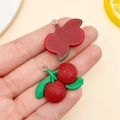 Ciondoli litchi in resina fatti a mano con pelle rossa testurizzata e foglie verdi per il DIY - Stile Corbezzolo (24233)