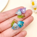 Blau-lila Maiglöckchen Anhänger mit Farbverlauf, grünem Blatt und kleiner Perle - 22x20mm / Violettblau