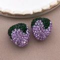 Exquisite lila Ton-Erdbeerperlen mit dunkelgrünen Blättern für DIY-Schmuckherstellung - 1 Stück (16x17mm) / Lila Stil (23741)