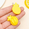 Simpatici ciondoli carambola in resina gialla con ganci in metallo per gioielli fai-da-te - Stile Carambola (24237)