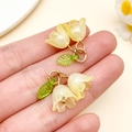 DIY Maiglöckchen-Anhänger aus Acryl mit gelben Blüten und grünen Blättern für Schmuck - 22x20mm / Transparentes Gelb