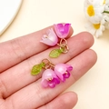 Anhänger aus Acryl mit rosa Tulpen, grünem Blatt und Goldringen für DIY-Schmuck - 22x20mm / Transparentes Violett