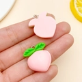 Simpatici ciondoli a forma di pesca in resina rosa con foglie e anelli per gioielli fai-da-te - Stile Pesca Rosa (24240)