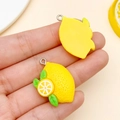 Ciondolo realistico al limone in resina gialla con foglie verdi per lavori fai da te - Stile Limone (24242)