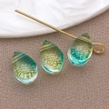 Tre perle a goccia in vetro sfumato con trama intrecciata per forcine e gioielli fai da te - Ciondolo a Goccia (23676) / 1 Pezzo (9x6x5mm) / Blu Verde Trasparente Piccolo