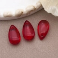 Tre perle a goccia in vetro rosso con trama elegante per creazione di gioielli fai-da-te - Rosso Trasparente