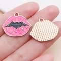 Rosa Lippenstift Anhänger mit schwarzer Fledermaus Silhouette für DIY Schmuckherstellung - Rosa Magenta Emaille Halloween Fatale Rosa Lippen (25029) / 20x23x1mm