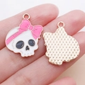 Schädel-Emaille-Anhänger mit rosa Schleife und roségoldener Rautenstruktur hinten - Rosa Magenta Emaille Halloween Schleife Skelettkopf (25030) / 25x22x1mm
