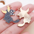Zwarte emaille kattenhangers met gouden maan voor Halloween DIY sieraden maken - Kat die de maan vasthoudt (18134)