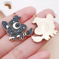 Halloween zwarte emaille kattenbedel met bezemsteel voor DIY sieraden maken - Halloween Kat op Bezem (18137)