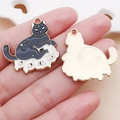 Hand die zwarte Halloween kattenhangers vasthoudt met gouden maan en sterren - Halloween Kat op Schedel (18141)