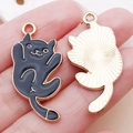 Zwarte emaille kat hanger met gouden metalen achterkant voor DIY sieraden maken - Blije kat (18145)