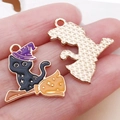 Halloween zwarte kat met paarse heksenhoed emaille hanger in gouden zinklegering - Halloween Heksenbezem Zwarte Kat (25007)