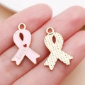 Colgante de cinta esmaltada rosa para joyería DIY mostrado sobre un dedo - Lazo de Cinta Love (24858) / 1 Pieza (21x14x1mm) / Rosa
