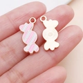 Ciondolo a forma di caramella smaltata a strisce rosa e bianche con finitura oro rosa - Caramella Natalizia in Smalto Rosa (24978)