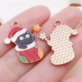 Pendentif chat noir dans une chaussette de Noël en alliage avec dos doré texturé - Chat Bonnet Chaussette Émaillé Rouge