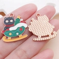 Pendentif de Noël en émail avec chat noir en traîneau et dos en métal doré brillant - Chat Traîneau Sapin Émaillé Vert