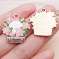 Pendentif chiot émaillé dans un panier de fleurs avec dos doré texturé pour bijoux DIY - Bichon Frisé Lys Rose (25000)