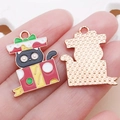 Pendentif chat de Noël dans une boîte, alliage d'or rose avec dos texturé pour bijoux DIY - Chat Boîte de Cadeau Émaillé Rouge