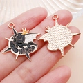 Ciondolo drago in lega con smalto bianco e nero design luna e stelle per gioielli fai da te - Stile Dragone con Croce Gotica in Smalto Nero (25226)