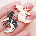 Ciondolo a forma di drago volante e luna crescente in lega dorata per gioielli DIY - Stile Dragone della Luna Bianca in Smalto Nero (25227)