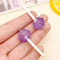 Ciondolo lecca-lecca in resina glitter viola con anello in argento mostrato in mano - Viola Trasparente (24171)