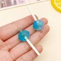 Coppia di ciondoli a lecca-lecca in resina blu glitterata con bastoncini bianchi - Blu Trasparente (24175)