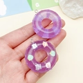 Vista de colgantes de donuts de resina morada con purpurina y lindos dibujos animados - Púrpura Transparente