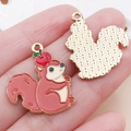 Pendentif écureuil émaillé avec détail pomme rouge pour accessoires bijoux DIY - Écureuil à la Pomme à l'Huile Rouge Orange (25052) / 27x22x1mm