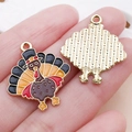 Pendentif dinde en émail pour bijoux de Thanksgiving DIY avec vue avant et arrière du produit - Dindon de Face à l'Huile Jaune (25057) / 25x22x2mm