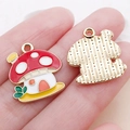 Pendentif en émail en forme de champignon rouge pour création de bijoux DIY - Maison Champignon à l'Huile Rouge (25068) / 20x17.5x2mm