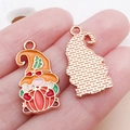 Pendentif nain citrouille émaillé finition or rose pour création de bijoux d'automne - Gnome à la Citrouille à l'Huile Orange Jaune (25070) / 23x12x1mm