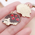 Pendentif hérisson mignon en alliage pour bijoux DIY, avec pommes rouges et dos doré - Hérisson à la Pomme à l'Huile Marron Café (25073) / 22x26x2mm