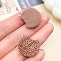 Ciondolo biscotto in resina color cioccolato con incisione e anello in metallo per DIY - Biscotto con Lettere (23819)