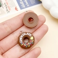 Ciondolo a forma di ciambella al cioccolato in resina con testo e anello in metallo per DIY - Ciambella al Cioccolato (23856)
