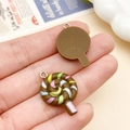 Ciondolo lecca-lecca in resina marrone con strisce arcobaleno per creazione di gioielli - Lecca-lecca in Resina (24576)