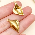 Vergulde roestvrijstalen schelphangers in de hand tonen de werkelijke grootte en glans - Gouden Schelp Stijl (T2269) / 21.5x12.5x5mm