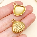 Gouden schelp bedels voor DIY sieraden maken vastgehouden in een handpalm - Getextureerde Gouden Schelp (T2274) / 19x17x3mm