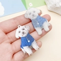 Pendentifs chiens mignons en acrylique avec chiots blancs et pulls bleus pour DIY - Bichon Frisé en Pull (24025) / 44x23x2mm
