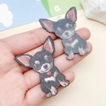 Pendentifs chihuahua mignons en acrylique pour bijoux DIY avec détail de coeur rouge - Chihuahua Imprimé Noir (24026) / 44x36x2mm
