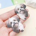 Pendentif Shih Tzu en acrylique pour bijoux DIY présenté dans la main d'un - Shih Tzu Imprimé Noir (24027) / 45x34x2mm