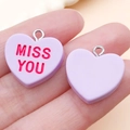Λεβάντα ρητίνη μενταγιόν καρδιά με MISS YOU χάραξη και ασημένιο μεταλλικό κρίκο - 19x19mm / Μοβ MISS YOU