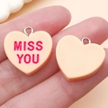 Ροζ μενταγιόν καρδιά από ρητίνη με κείμενο Miss You και μεταλλικό κρίκο για DIY - 19x19mm / Κίτρινο MISS YOU